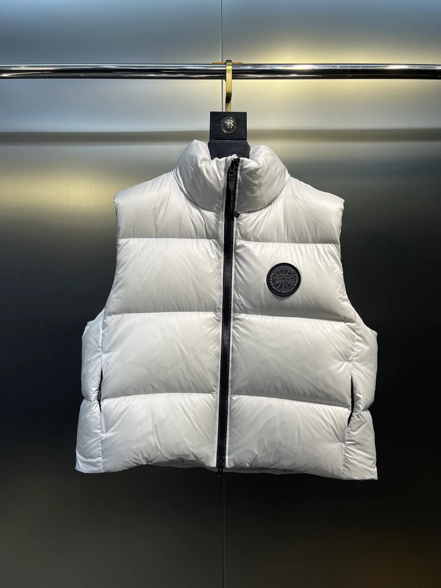 P540 🇨🇦Canada Goose""🇨🇦🌟 Canada Goose Puff Down Vest has always been recognized as the warmest down jacket. Various Instagram celebrities, Internet celebrities, and celebrities often wear it for street photos. I make Canada Goose every year, but I still can't get rid of my love for it. No matter how cold the days are, there is no need to be afraid, because there is! Filled with 90% white duck down, it is the legendary warmest down jacket and is known as a must-have for Arctic outdoor sports! The most popular down jacket in the world, celebrities are rushing to buy it, it is a must-have!  size:xxs-xxl